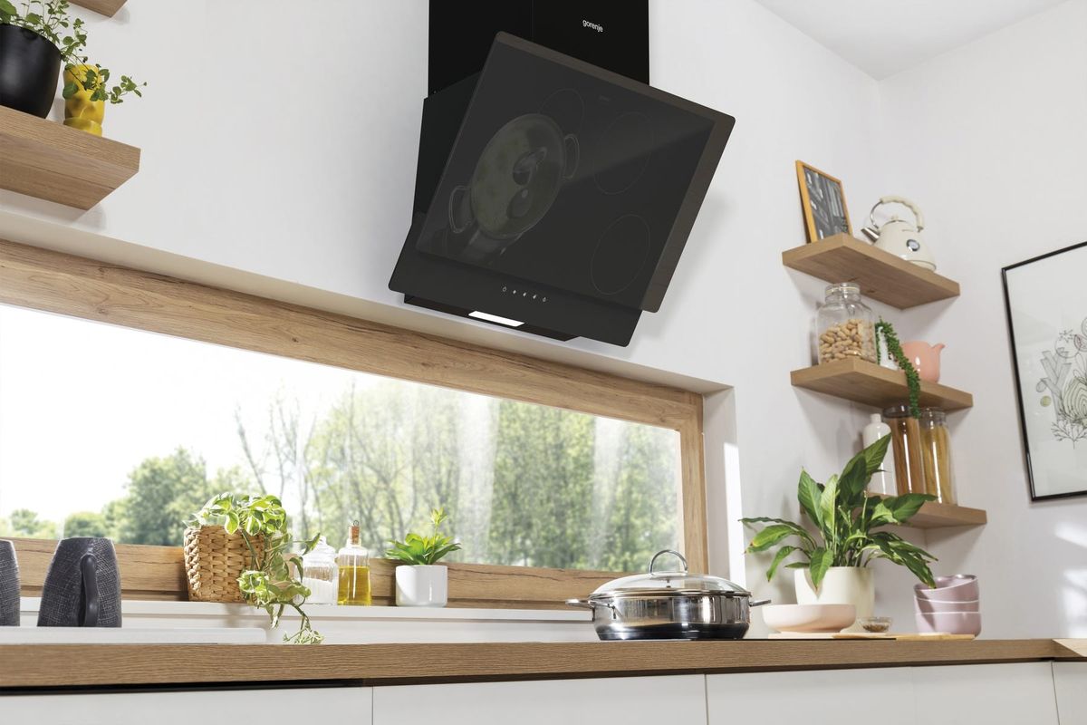 קולט אדים צמוד קיר וורטיקלי  gorenje בצבע שחור דגם WHI649EB