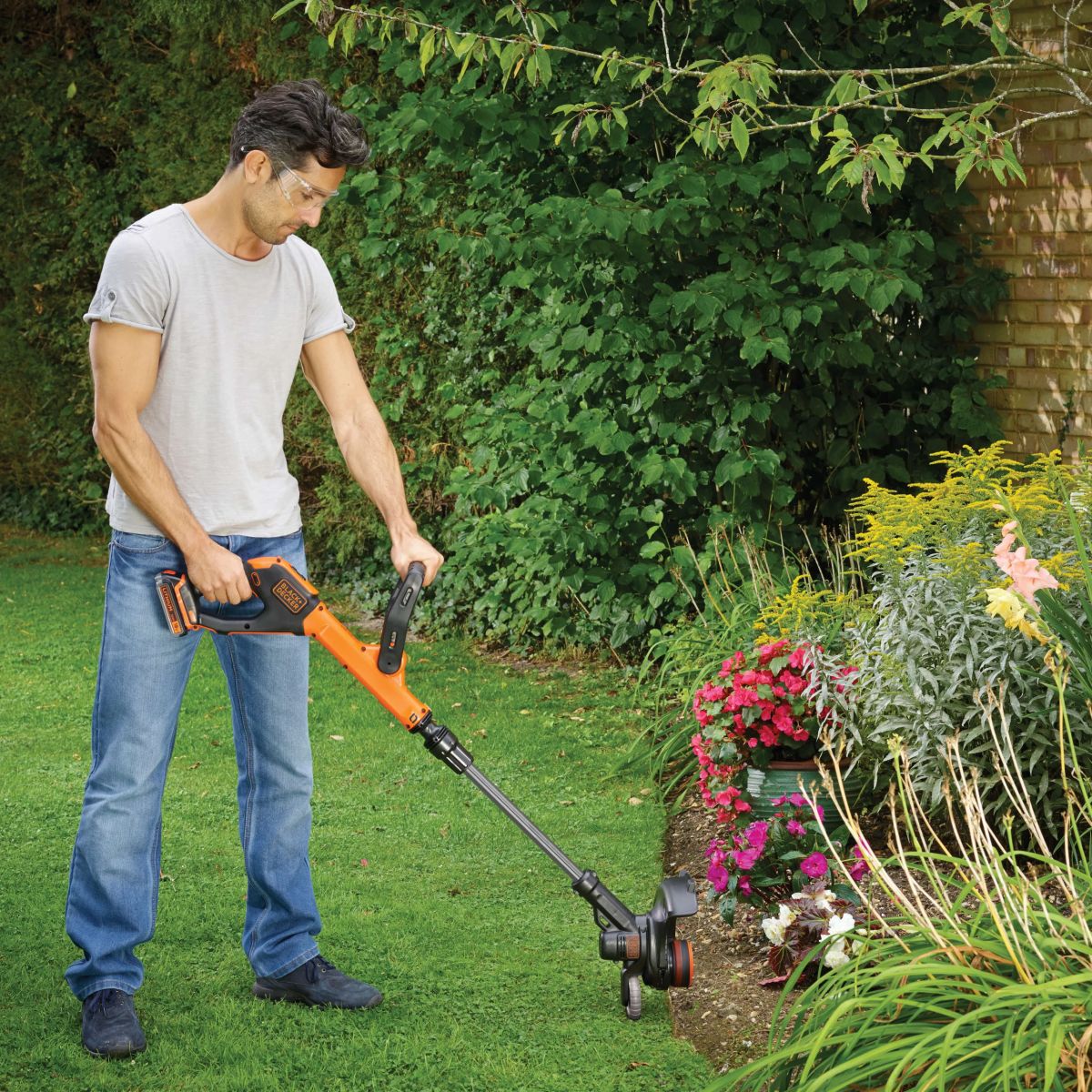 חרמש אלחוטי נטען Black Decker 18V 28 ס"מ STC1820PC-QW באחריות יבואן רשמי