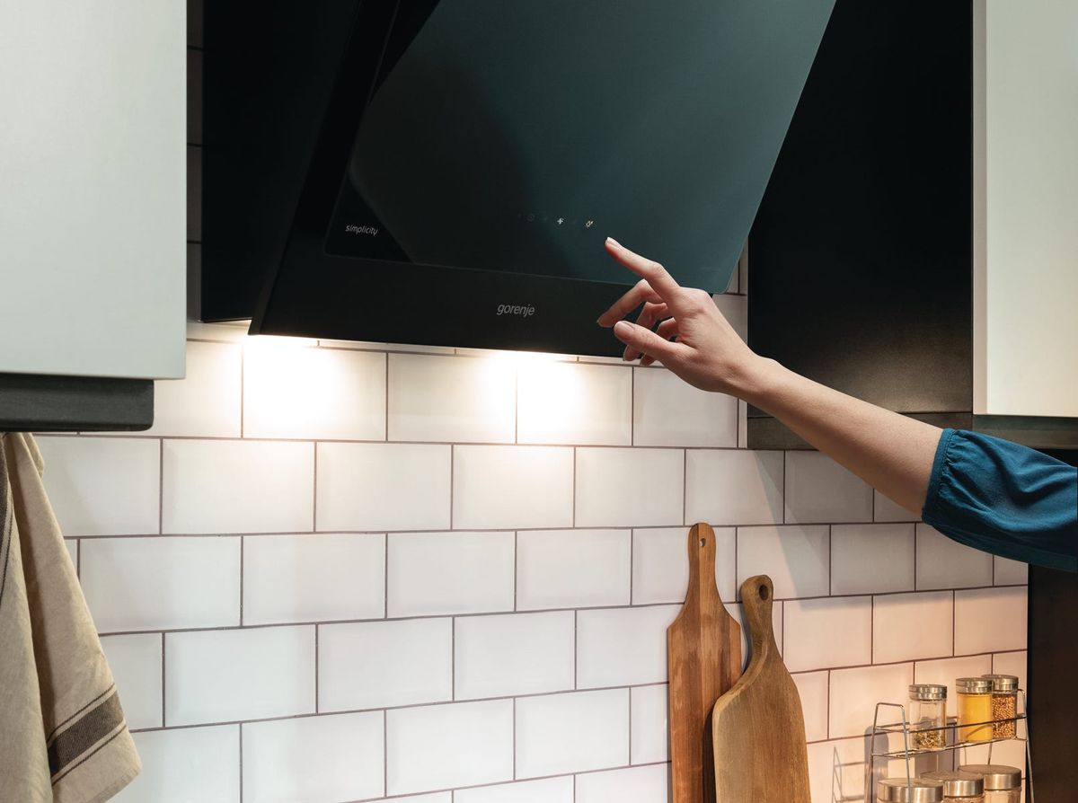 קולט אדים צמוד קיר gorenje בצבע שחור דגם WHI6SYB