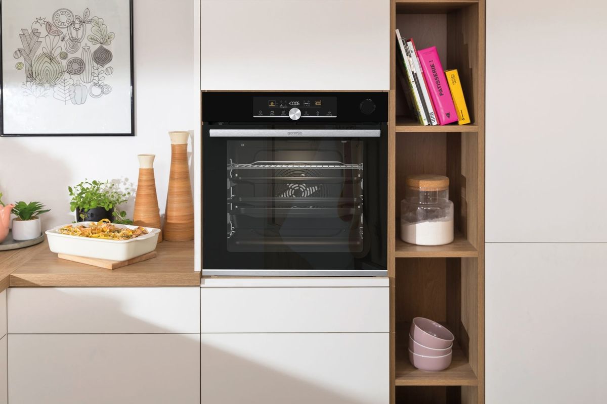 תנור בנוי פירוליטי gorenje בגימור זכוכית שחורה דגם BPSAX6747A08BG