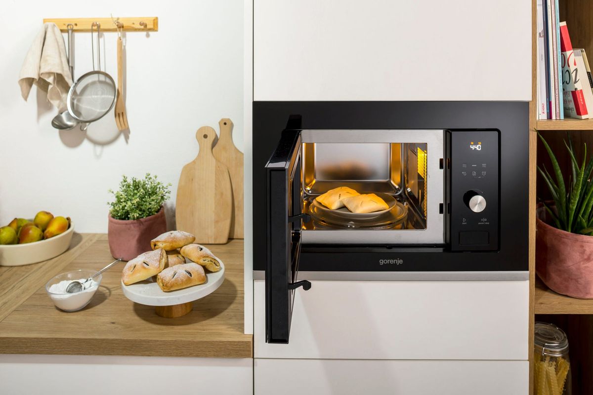 מיקרוגל gorenje בנוי משולב גריל 20 ליטר דגם BMX201AG1BG