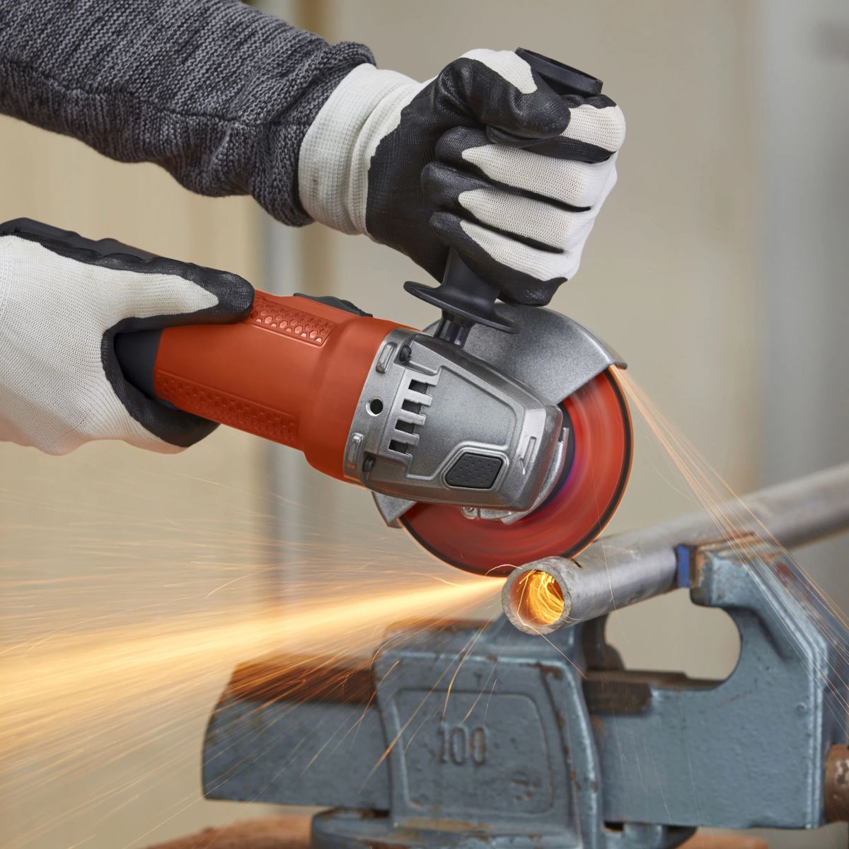 משחזת זוויתית חוטית BLACK&DECKER 750W 12000 סל"ד קדח 22 מ"מ באחריות יבואן רשמי