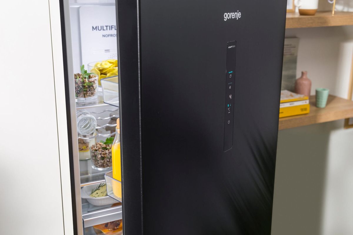 מקרר 2 דלתות gorenje  מקפיא תחתון 329 ליטר בגימור שחור מטאלי דגם NRK619EABXL4