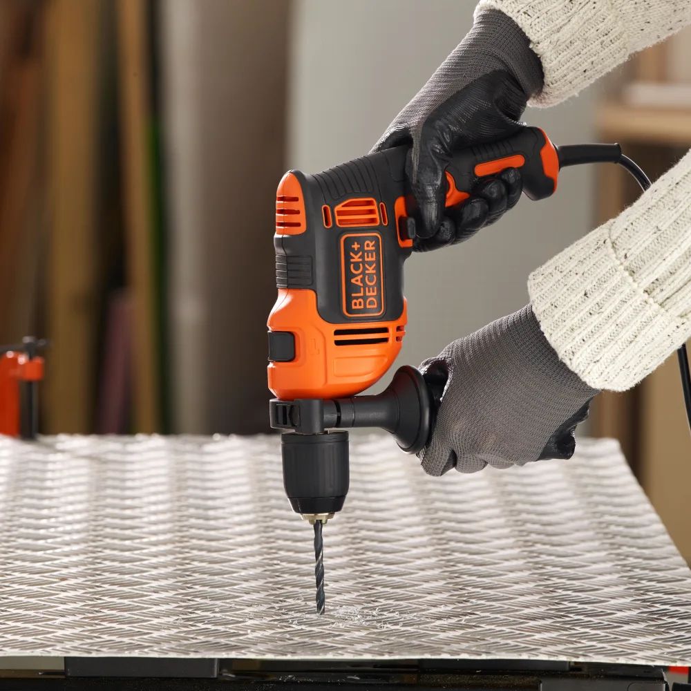 מקדחה חוטית BLACK+DECKER 710W 32 אביזרים מקצועית עם תיק נשיאה באחריות יבואן רשמי