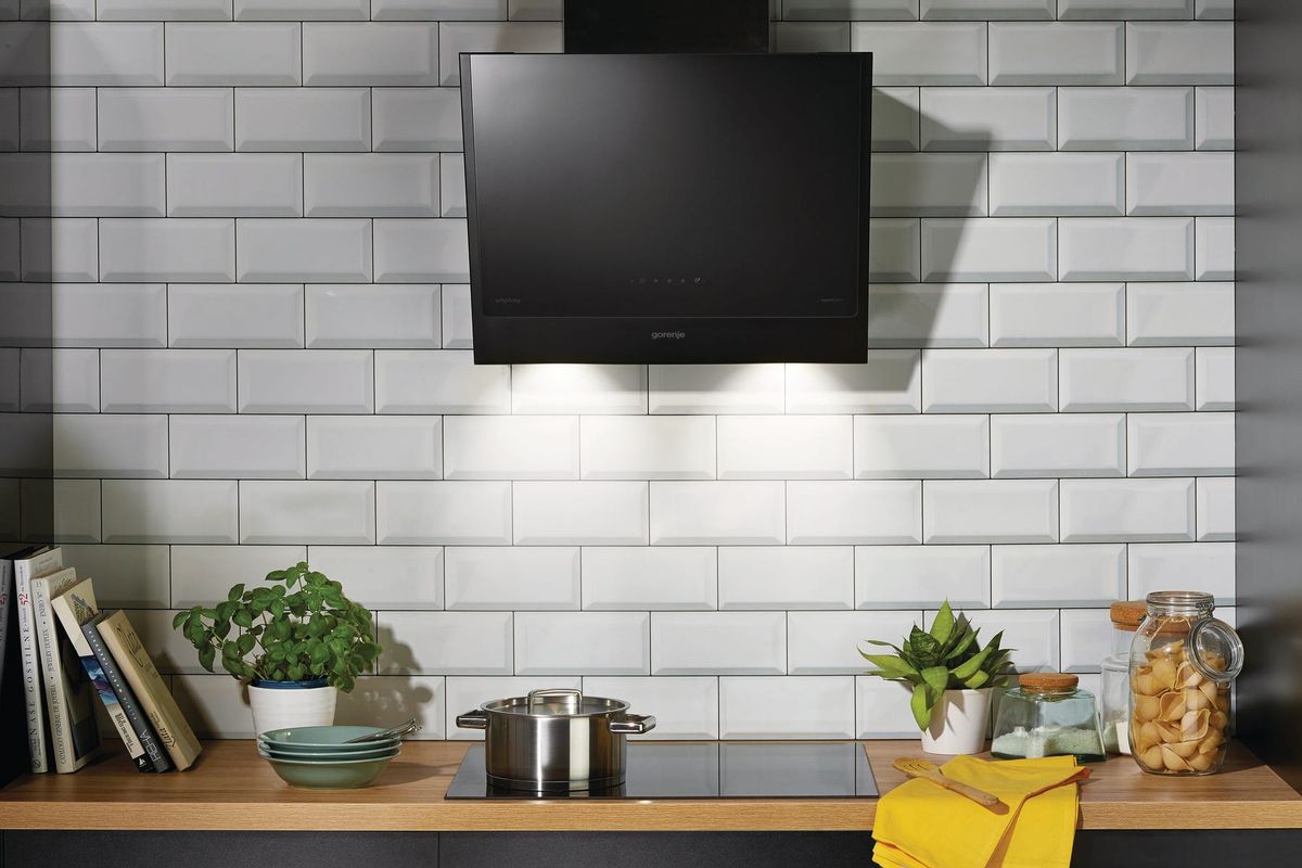 קולט אדים צמוד קיר gorenje בצבע שחור דגם WHI6SYB