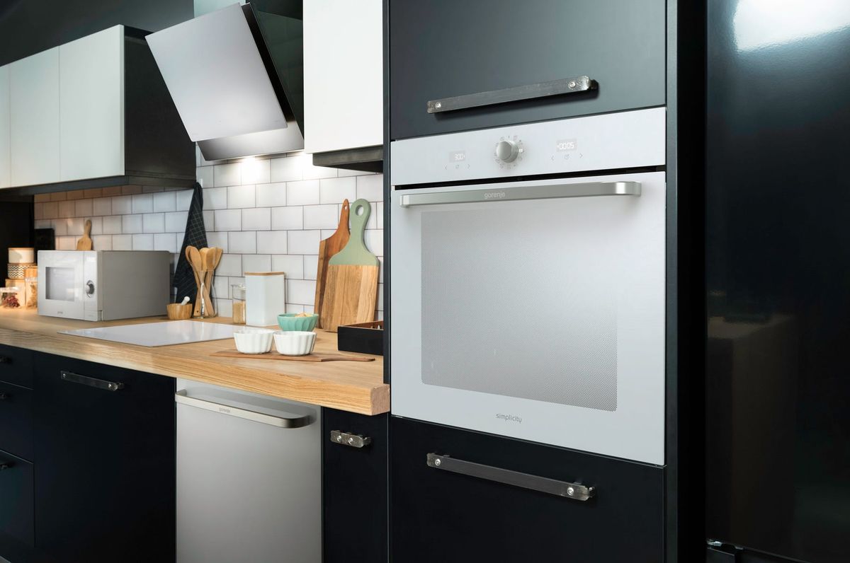 תנור בנוי gorenje בגימור זכוכית לבנה 77 ליטר דגם BOS6737SYW