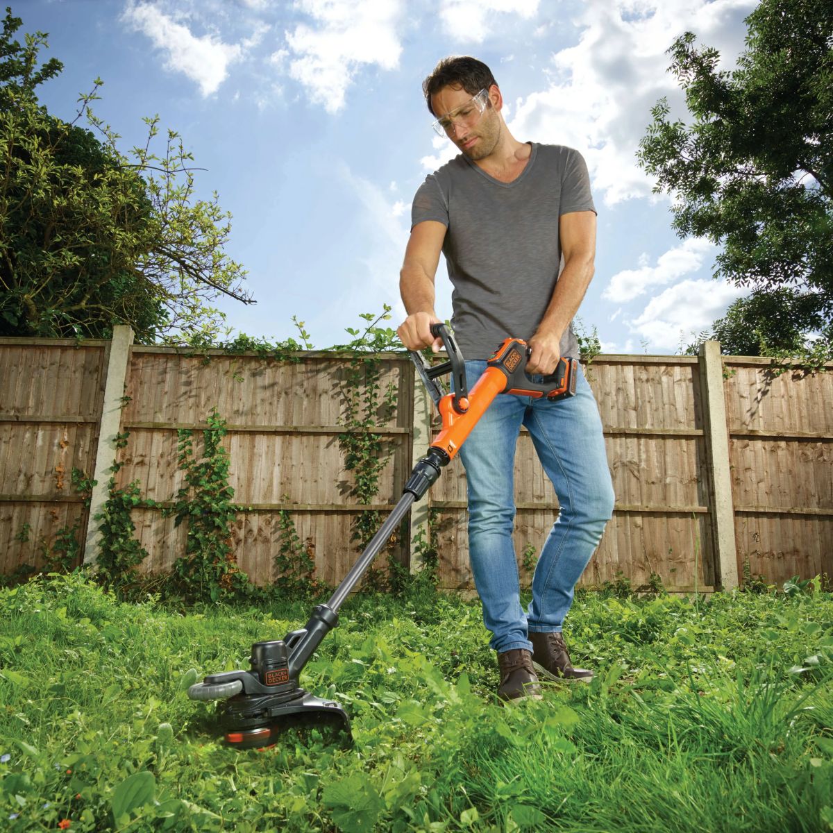 חרמש אלחוטי נטען Black Decker 18V 28 ס"מ STC1820PC-QW באחריות יבואן רשמי