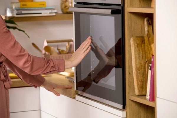 תנור בנוי gorenje בגימור נירוסטה שחורה דגם BPS6737E02B