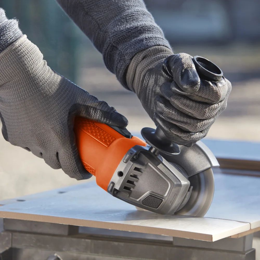 משחזת זוויתית חוטית BLACK&DECKER 750W 12000 סל"ד קדח 22 מ"מ באחריות יבואן רשמי