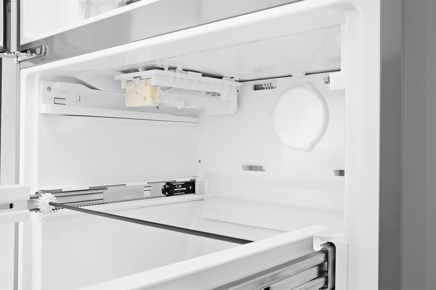 מקרר 3 דלתות Hisense מקפיא תחתון 752 ליטר נטו דגם RT-102B בצבע נירוסטה שחורה מוברשת – תמונה 3