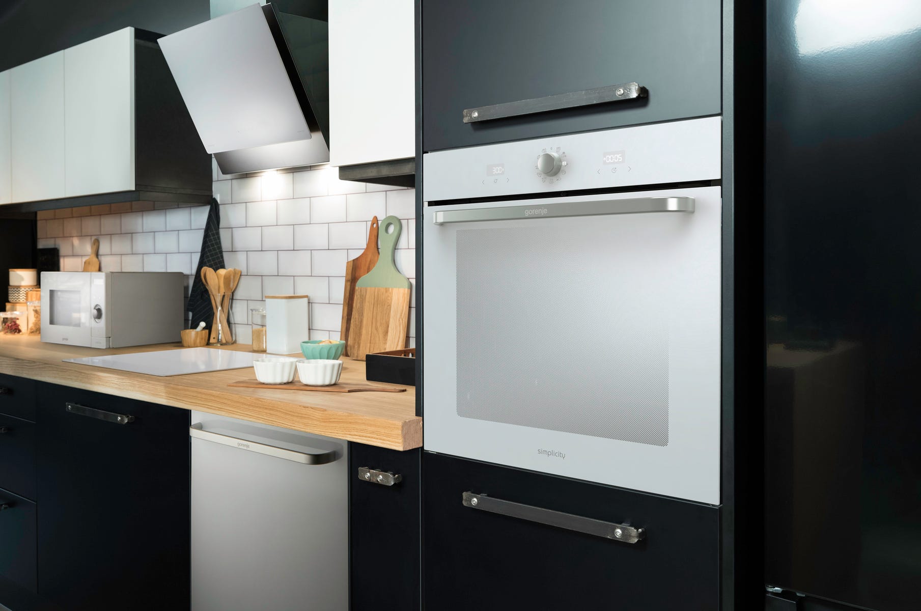 תנור בנוי gorenje בגימור זכוכית לבנה 77 ליטר דגם BOS6737SYW – תמונה 4