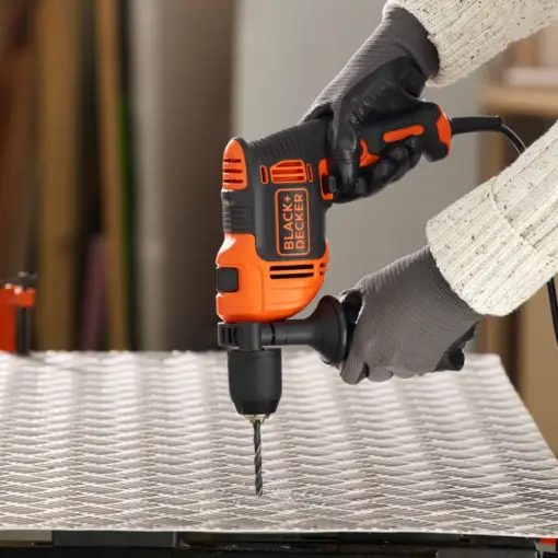מקדחה חוטית BLACK+DECKER 710W 32 אביזרים מקצועית עם תיק נשיאה באחריות יבואן רשמי
