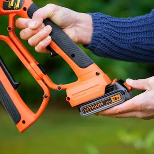 מסור גיזום נטען Black+Decker GKC1000L-QW – להב 10 סמ כולל סוללה מובנית ומטען